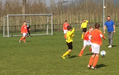 Eric van Boekel als scheidsrechter in actie