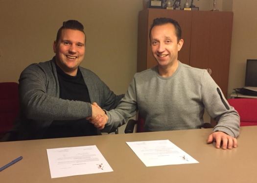 De voorzitter wenst de nieuwe trainer succes