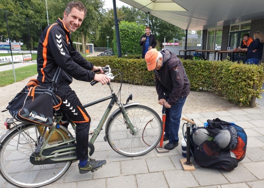 Gassel 1 per fiets naar uitduel HBV 1