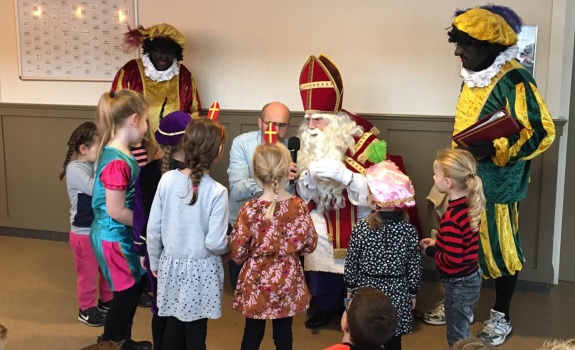 Bezoek Sinterklaas aan jeugdteams foto 01