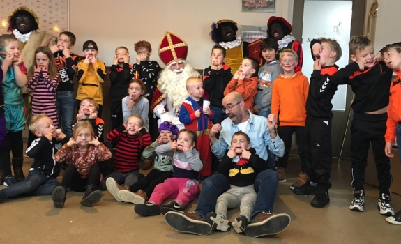 Bezoek Sinterklaas aan jeugdteams foto 02