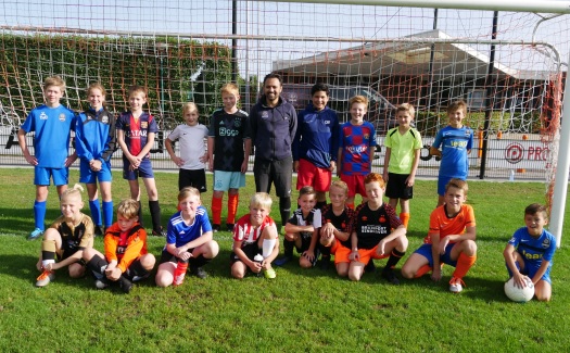 Eerste techniektraining WeLoveVoetbal bij VV Gassel (foto 01)