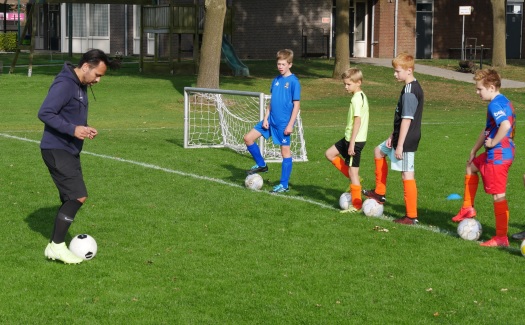 Eerste techniektraining WeLoveVoetbal bij VV Gassel (foto 02)