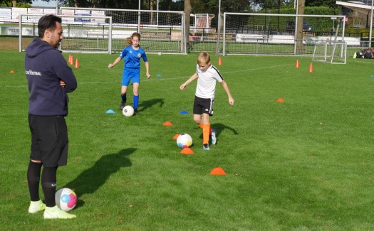 Eerste techniektraining WeLoveVoetbal bij VV Gassel (foto 03)