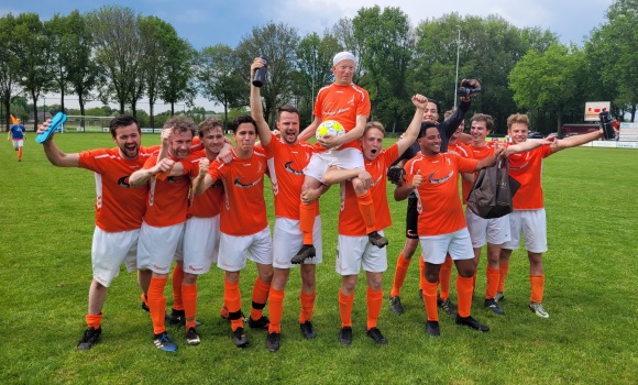 Marc van Raaij op schouders